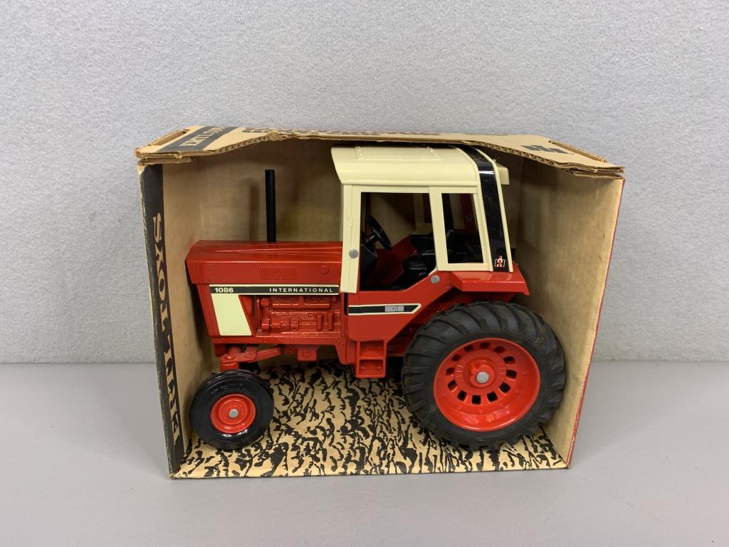 1/16 International 1086 Tractor w/ Cab Ertl