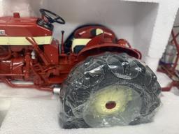 1/16 International  340 Utility Tractor & 251 Planter