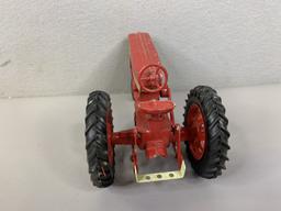 1/16 IH Farmall 560 Tractor