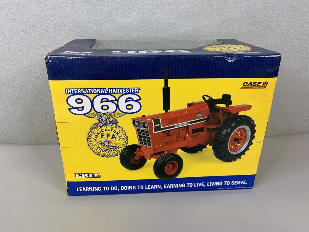 1/16 International Harvester 966 Tractor