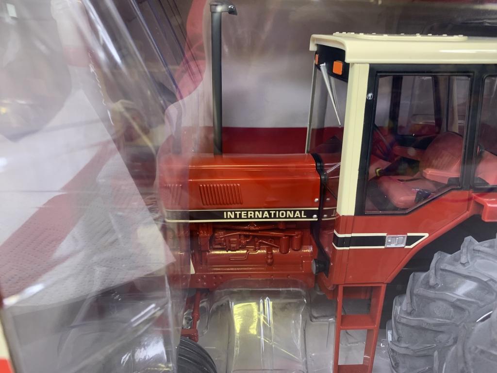 1/16 Case IH International 1086 Tractor