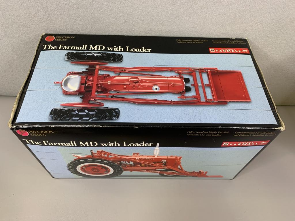 1/16 The Farmall MD Tractor w/Loader McCormick