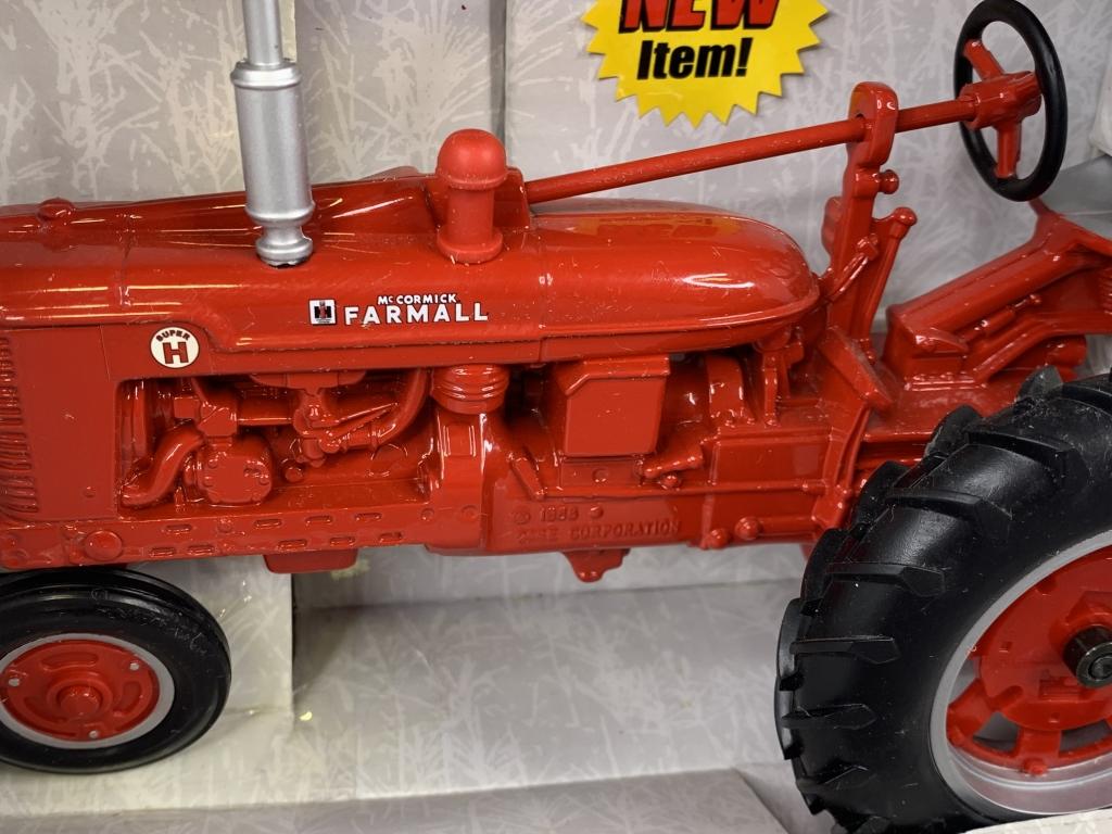 1/16 McCormick Farmall Super H Tractor, Ertl