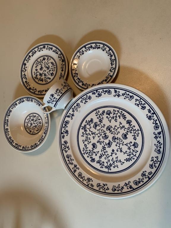 Blue Pattern 8 Place Setting Dinnerware