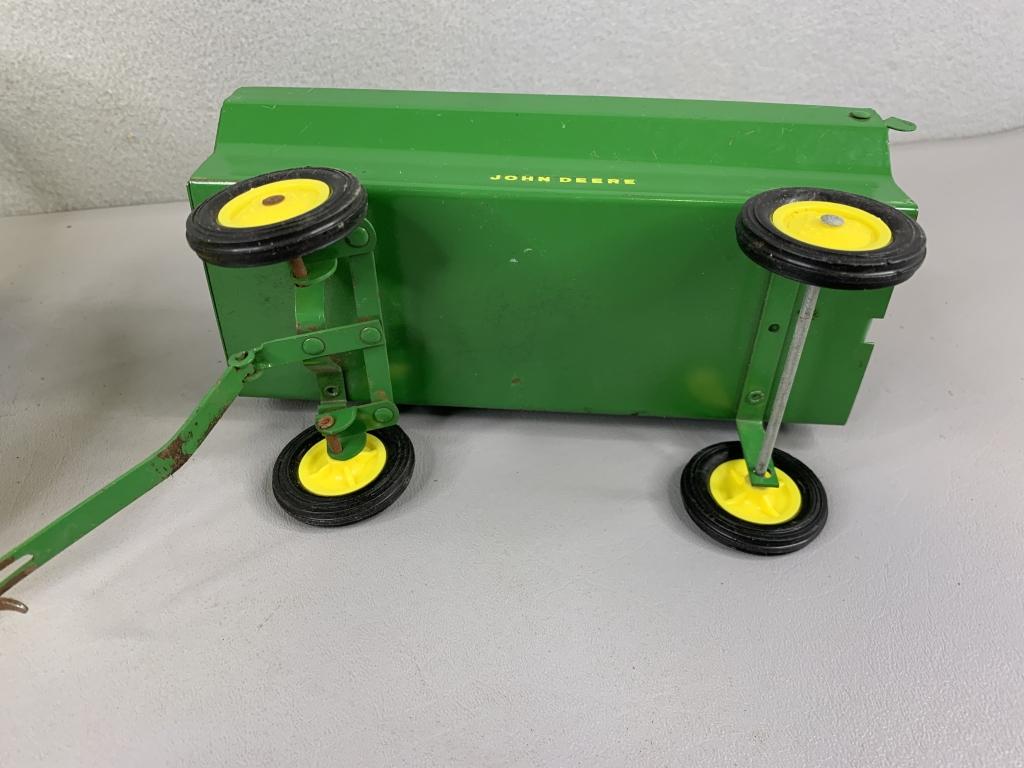 1/16 John Deere Tractor & Wagon