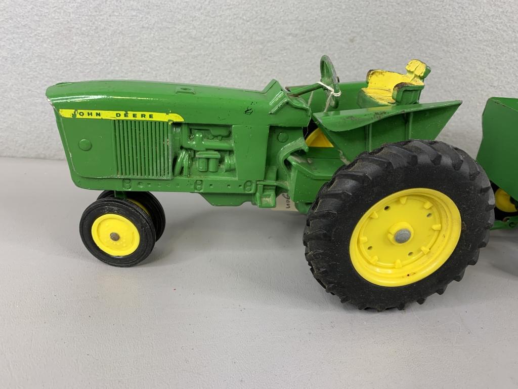 1/16 John Deere Tractor & Wagon