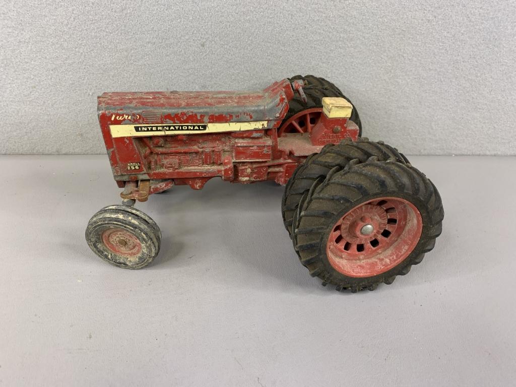 1/16 International Farmall 1256 Turbo Tractor