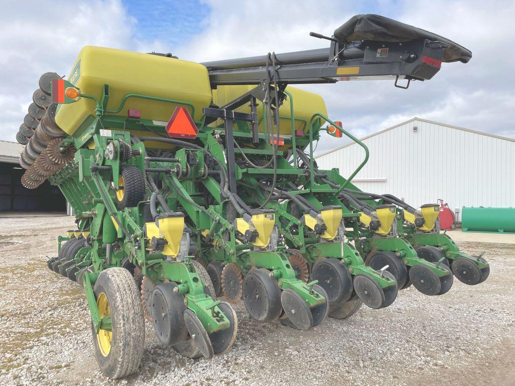 2004 John Deere 1790 32 Row CCS Planter