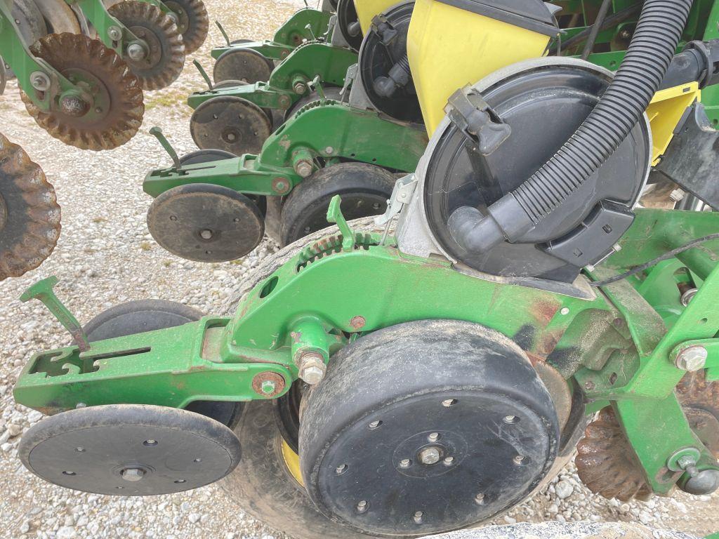 2004 John Deere 1790 32 Row CCS Planter