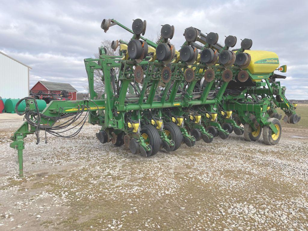 2004 John Deere 1790 32 Row CCS Planter