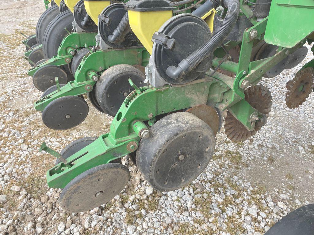 2004 John Deere 1790 32 Row CCS Planter