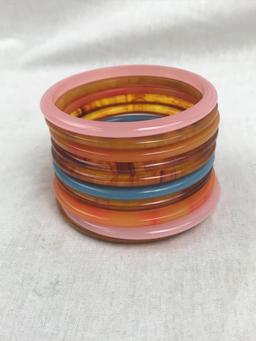 Assortment Of Vintage Bakelite & Plastic Bangles