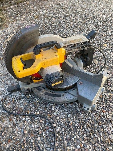 Dewalt DW715 12 in. Compound Miter Saw