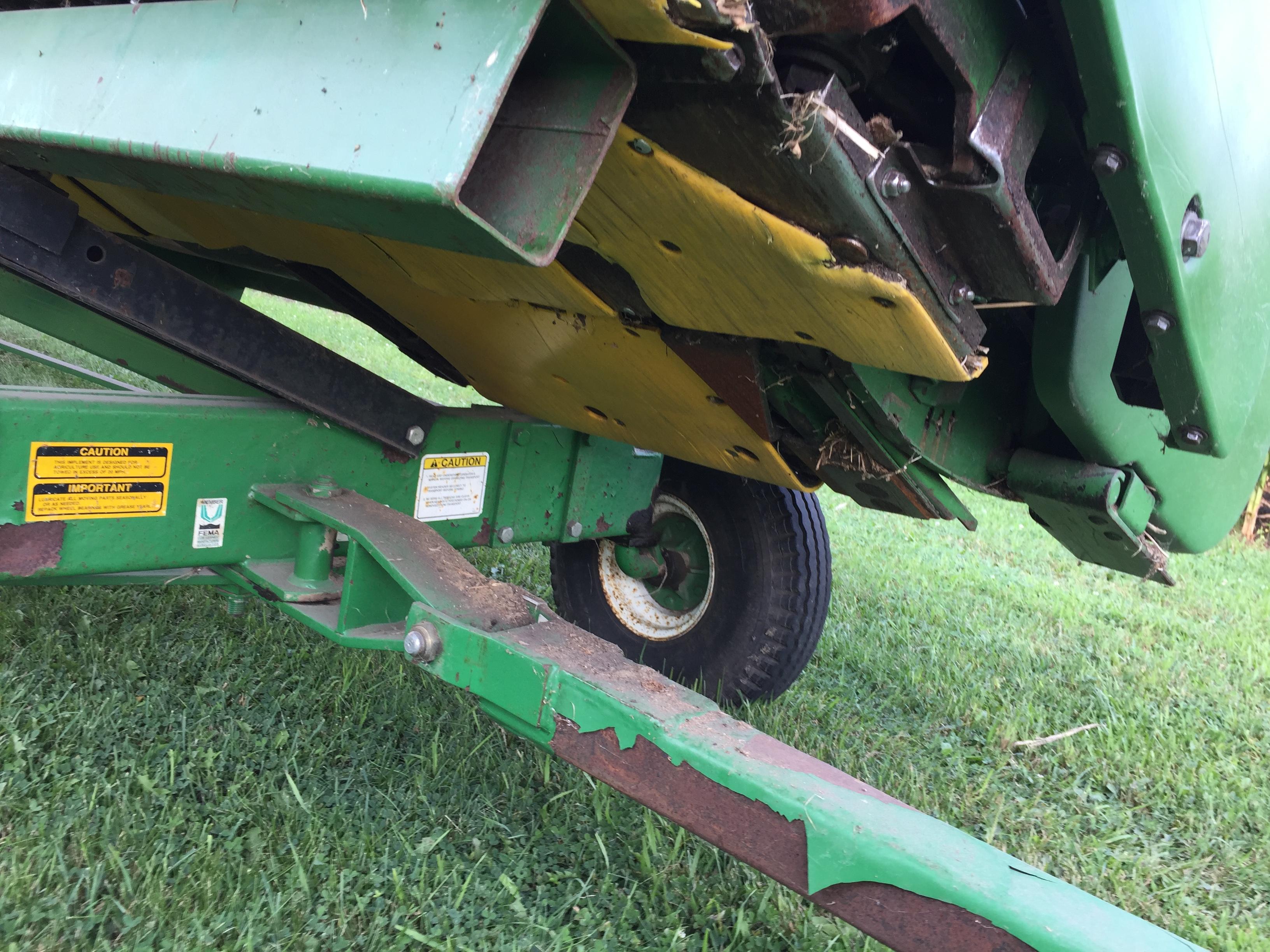 John Deere / JD 930 Bean Head with Unverferth Cart