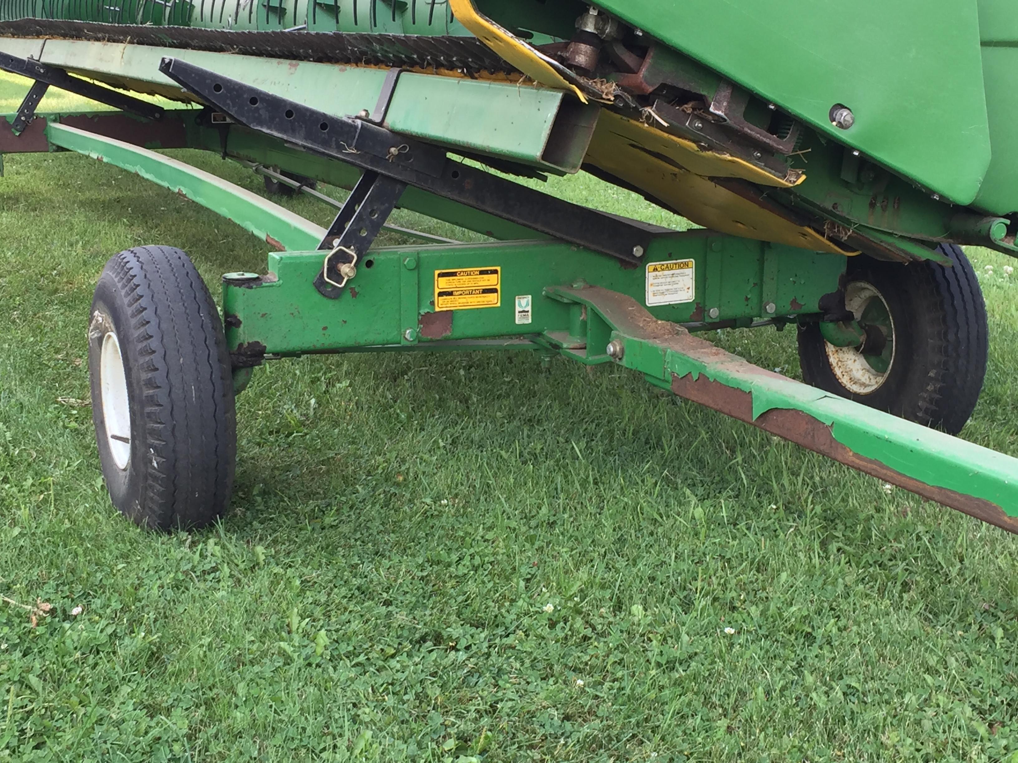 John Deere / JD 930 Bean Head with Unverferth Cart