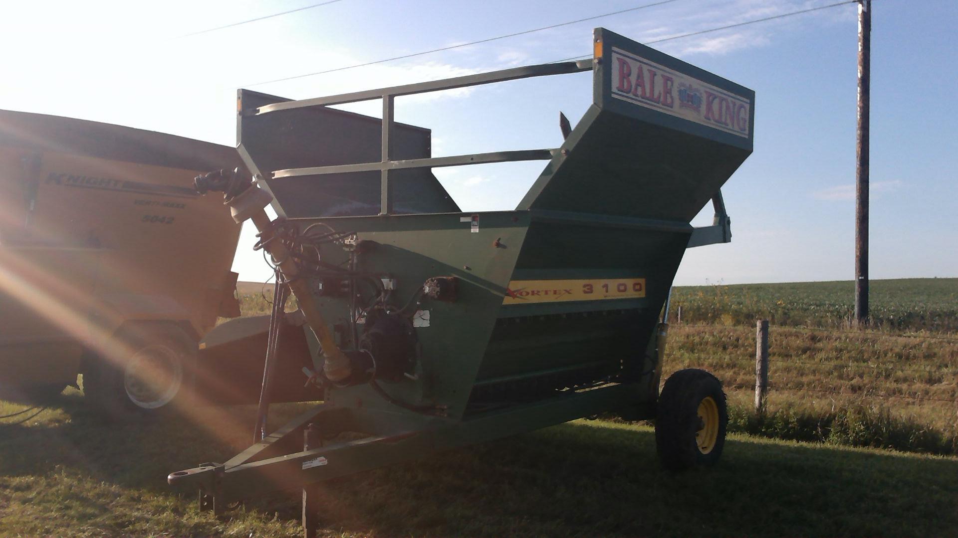 Bale King 3100 bale processor