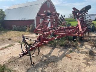 Case IH 4800 FLCU Field Cultivator with 3 Bar Harrow