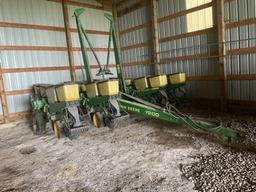 John Deere 7200 Max Emerge 2 8 row wide planter