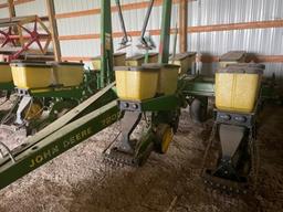 John Deere 7200 Max Emerge 2 8 row wide planter