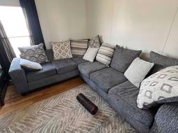 Six seat sectional. Very nice condition.