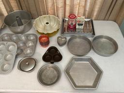 Aluminum Baking Pans & Accessories