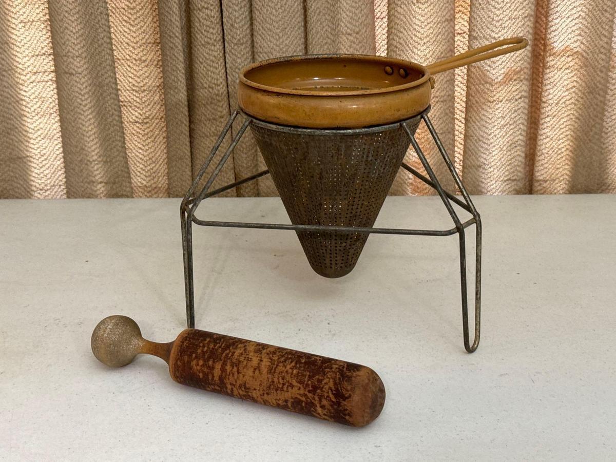 Vintage Chinois, Stand & Wood Pestle