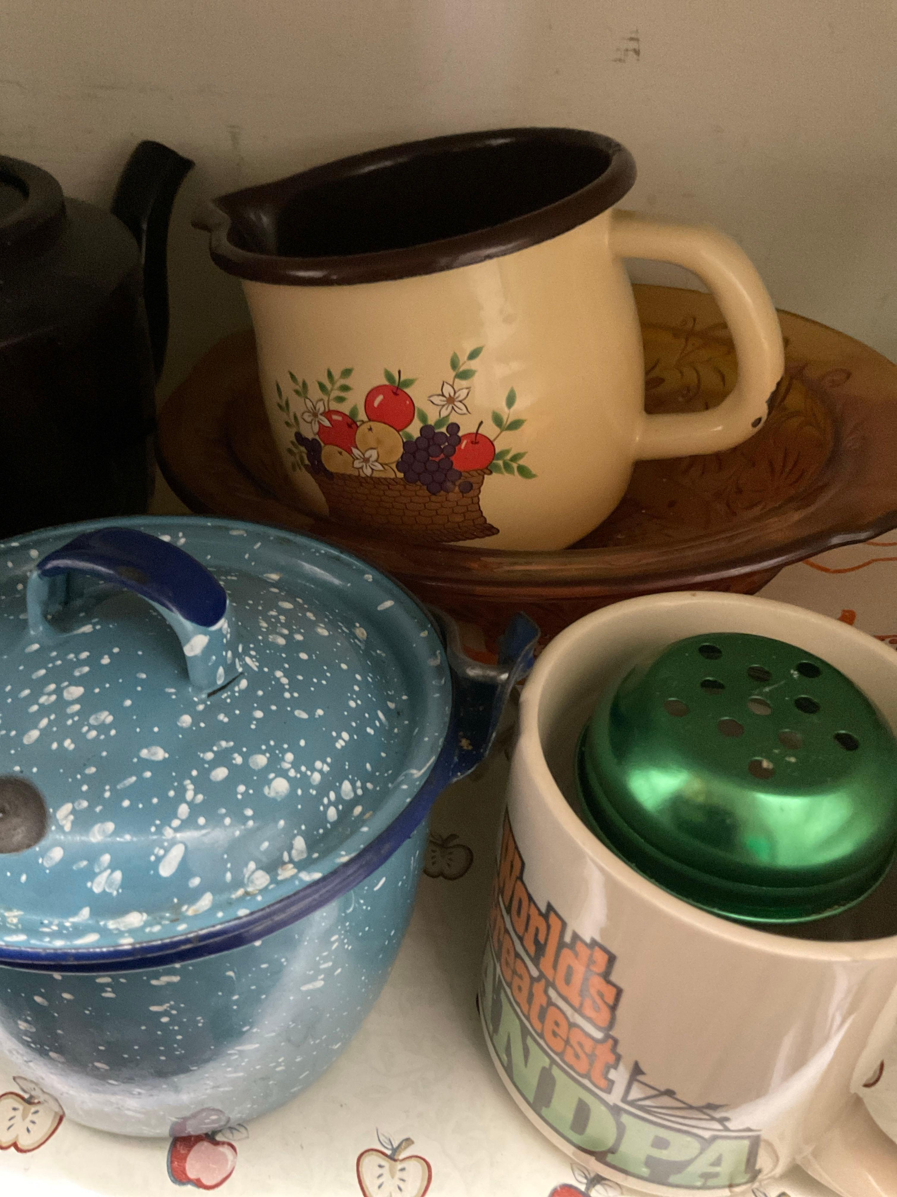 Miscellaneous dish ware