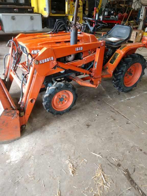 Kubota B5200 Compact Loader Tractor