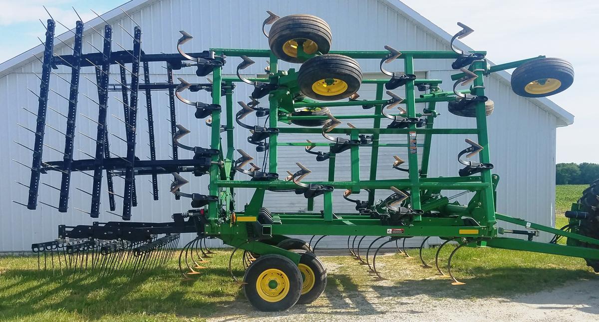 Kuhn SR 110 Hyd. Fold 10 Wheel Speed Rake, nice!