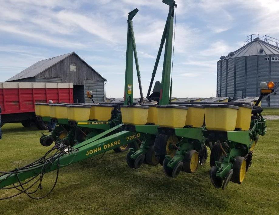 JD 7200 12-30 MaxEmerge 2 Planter