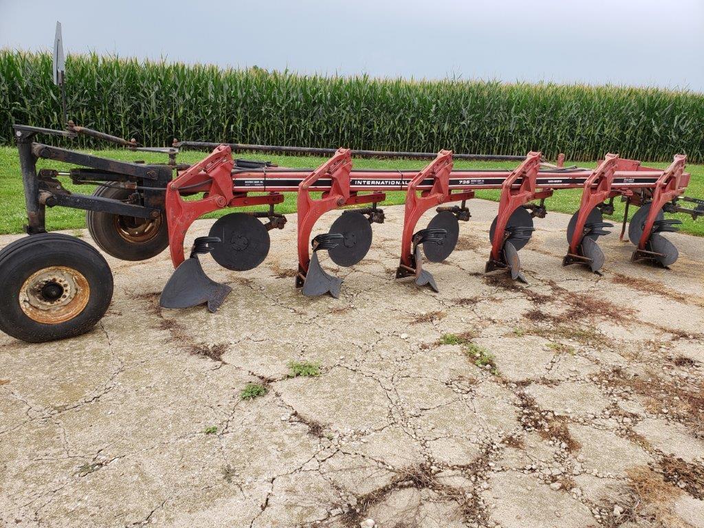 IH 735 6 Bottom Vari-Width Plow