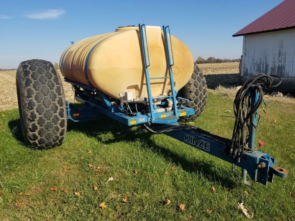 Kinze Model 1000SK 1000 Gallon In-between Sprayer