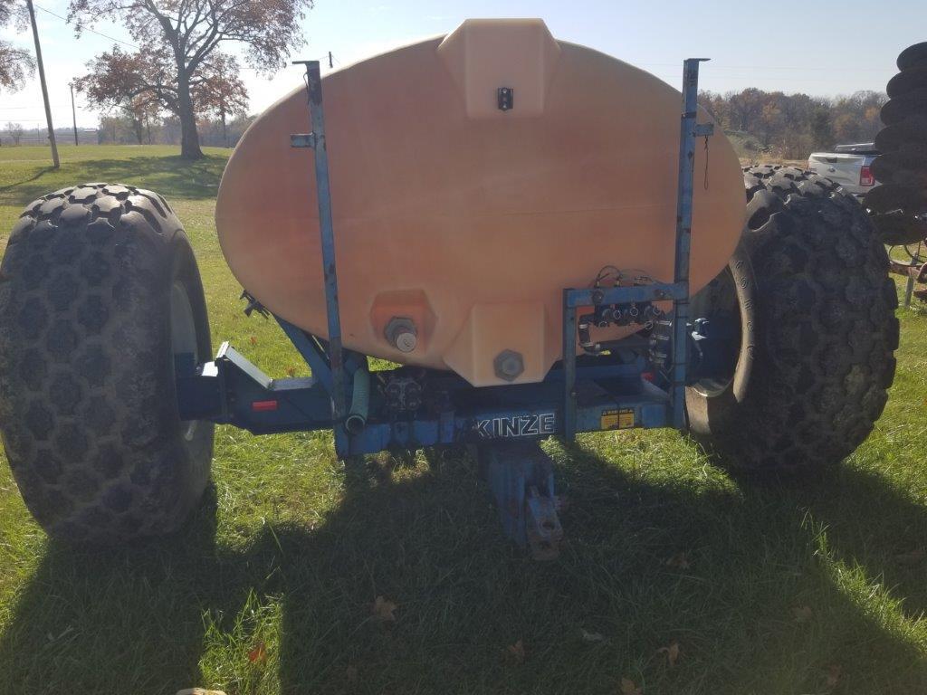 Kinze Model 1000SK 1000 Gallon In-between Sprayer