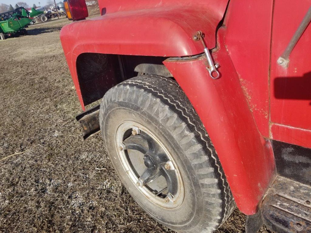 1973 IH Loadstar 1600 Dry Fertilizer Tender Truck