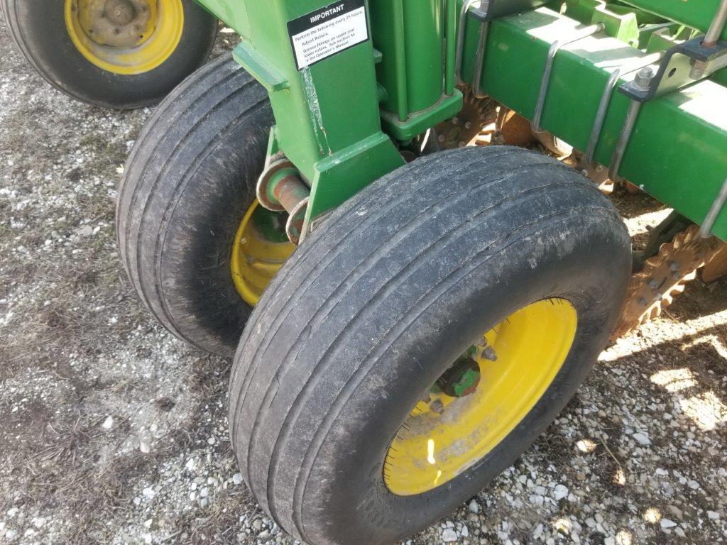 2004 JD 1530 20' Drill on JD 1570 3pt. Cart