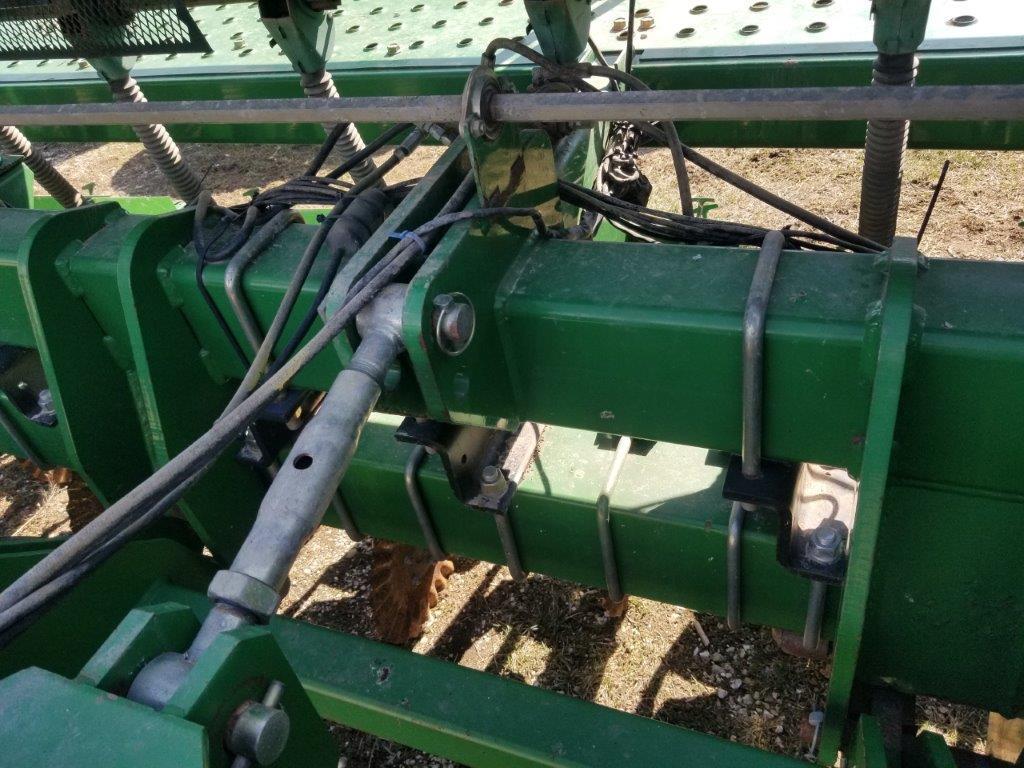 2004 JD 1530 20' Drill on JD 1570 3pt. Cart