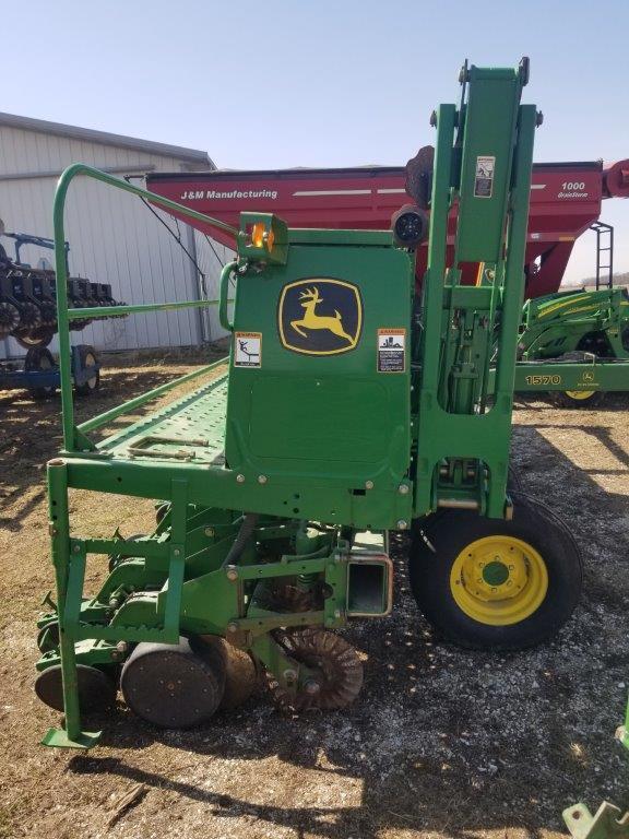 2004 JD 1530 20' Drill on JD 1570 3pt. Cart