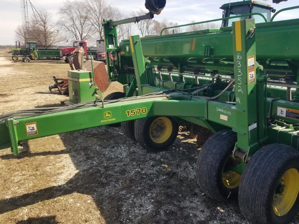 2004 JD 1530 20' Drill on JD 1570 3pt. Cart