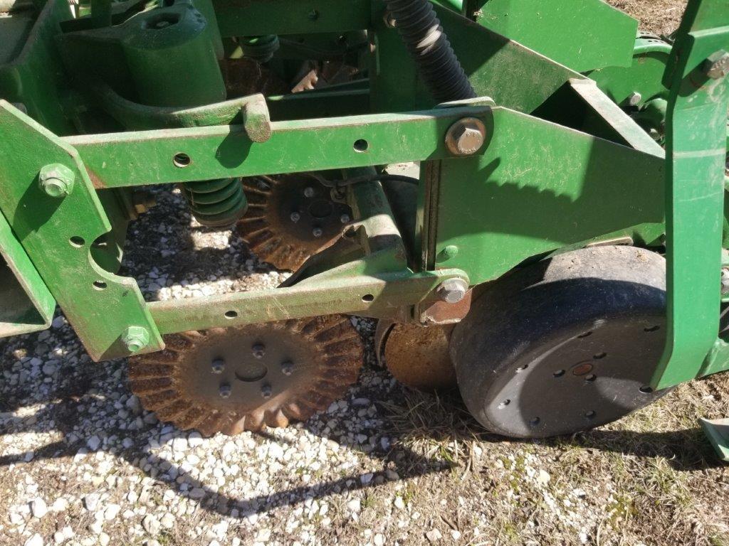 2004 JD 1530 20' Drill on JD 1570 3pt. Cart