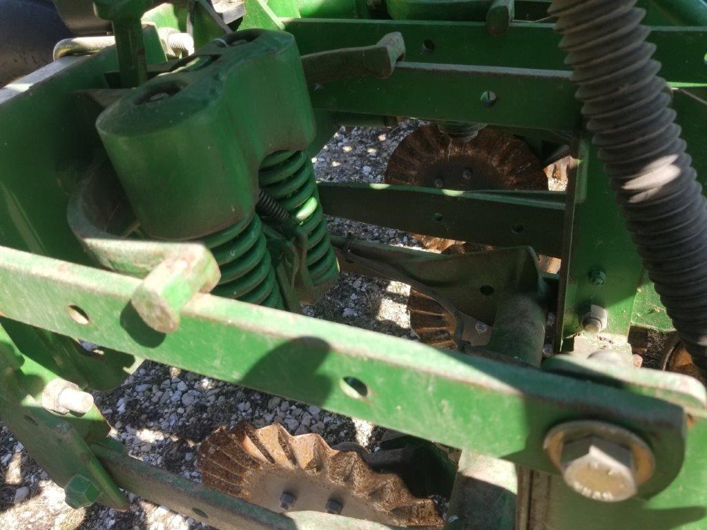 2004 JD 1530 20' Drill on JD 1570 3pt. Cart