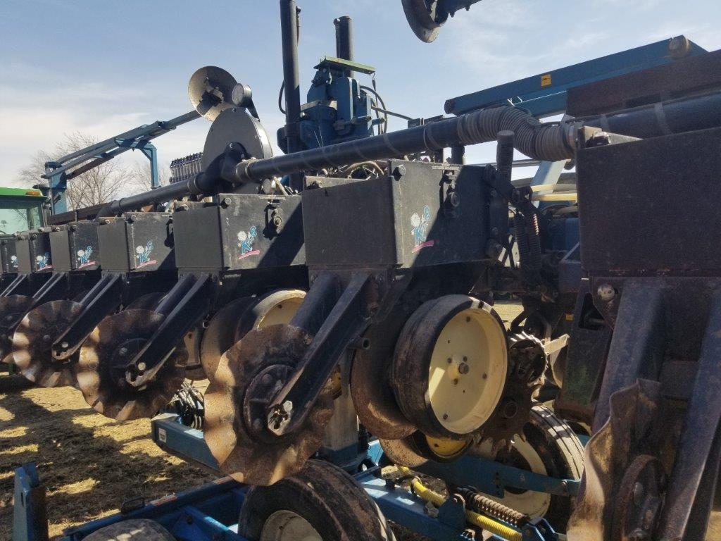 1996 Kinze 2600 12/23 row Planter