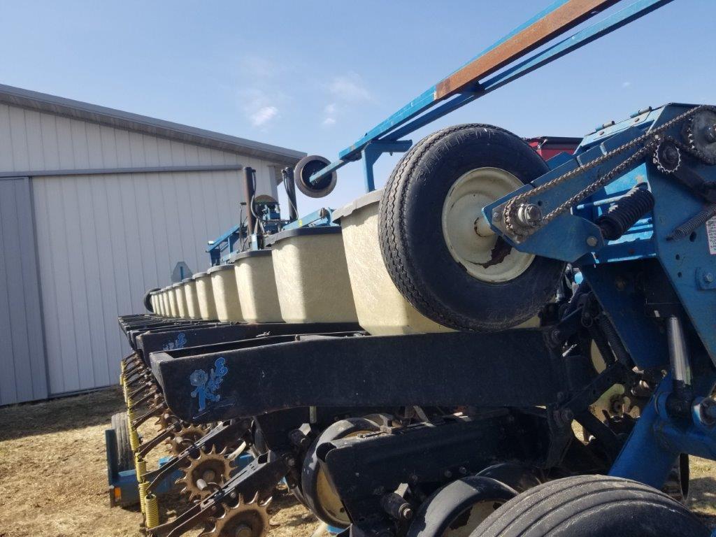 1996 Kinze 2600 12/23 row Planter