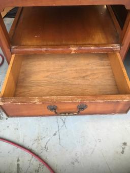 2 VINTAGE WOODEN NIGHTSTANDS WITH DRAWERS