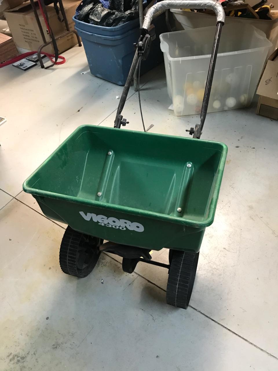 LAWN FERTILIZER/SALT SPREADER