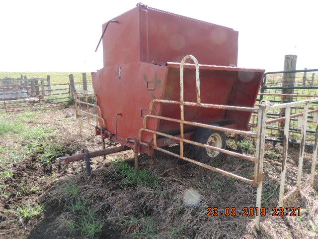 Feed train calf creep feeder, with panels