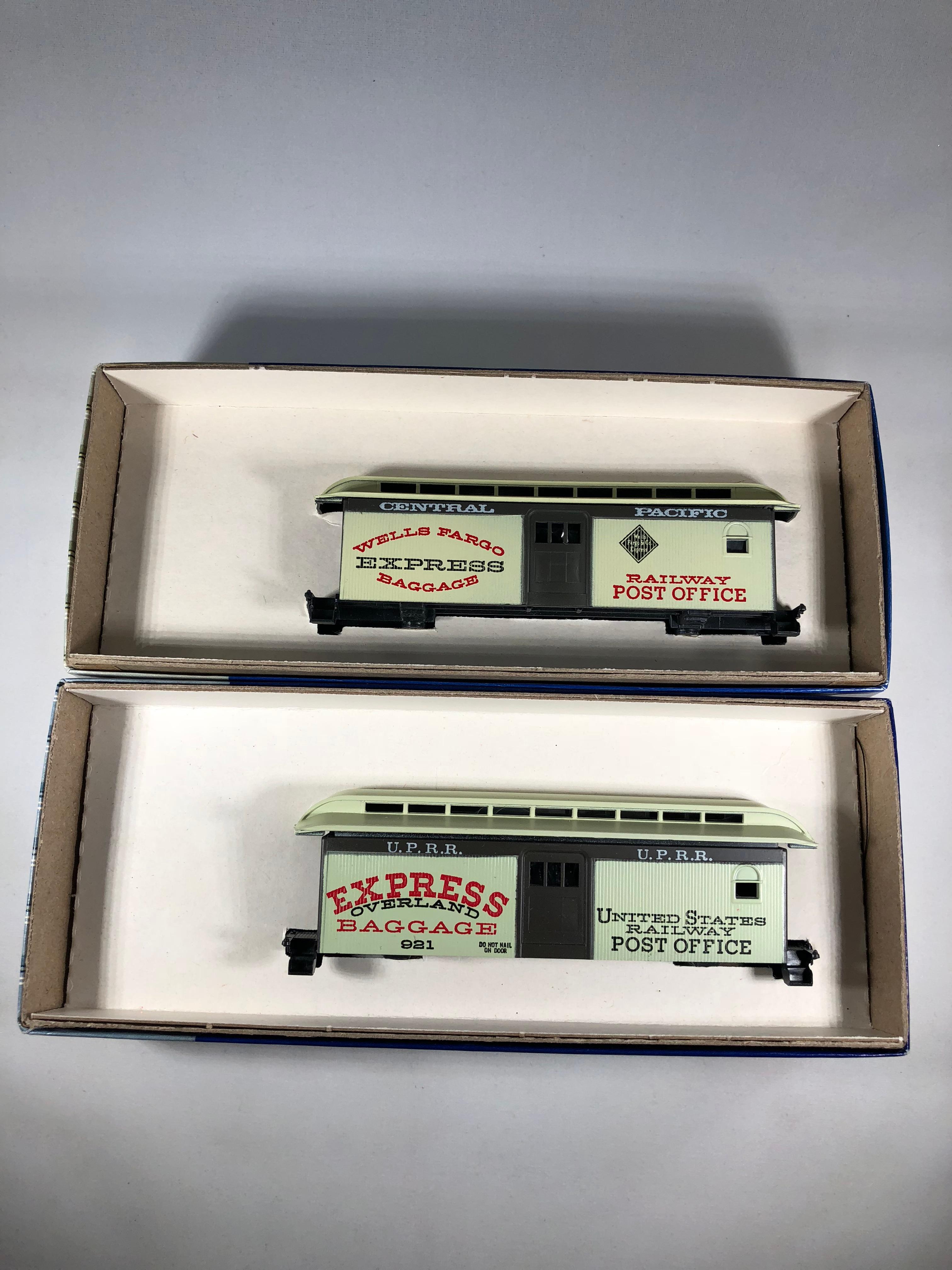 14 Roundhouse HO Gauge train cars