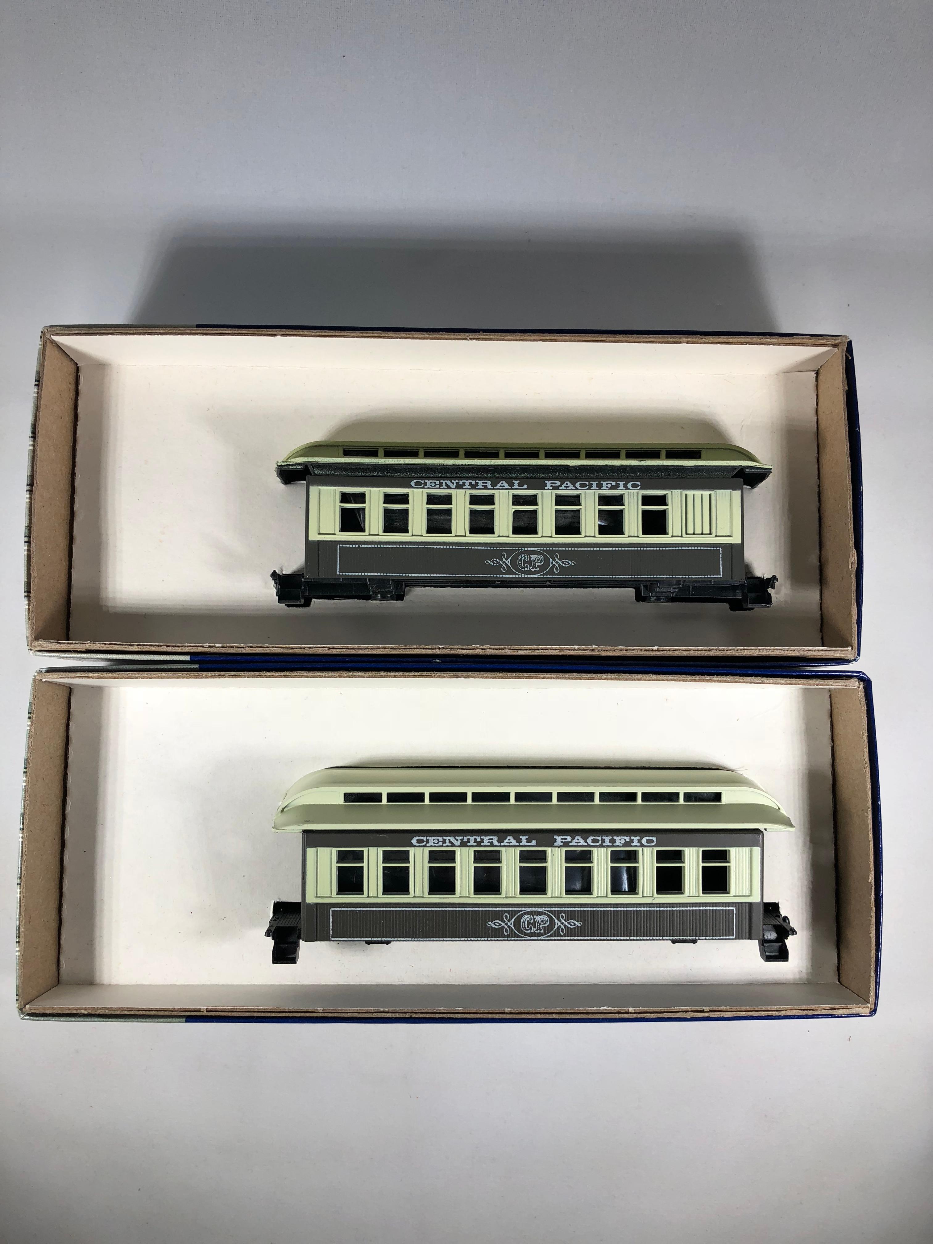 14 Roundhouse HO Gauge train cars