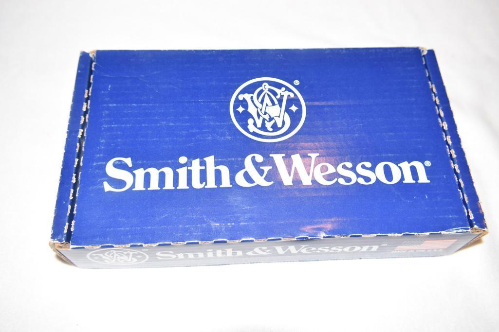 Smith & Wesson Victory Model SW 22 Victory; Target Pistol .22 LR in Box