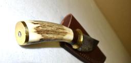 Fixed Blade Hunting & Skinning Knife with stage handle and leather sheath