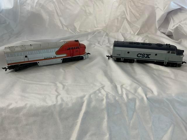 10 piece HO scale trains. 2 engines, 8 cars & caboose